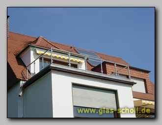 TerassenBalkon Abtrennung mit folierter Absturzsicherung aus Glas